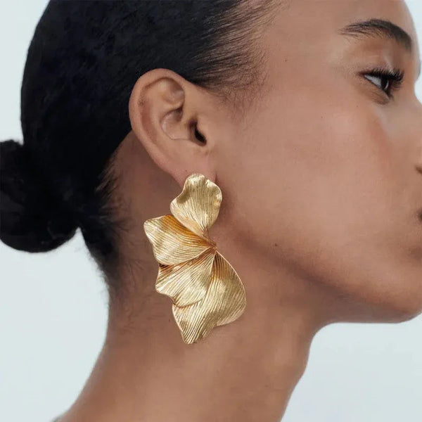 PENDIENTES COLGANTES DE HOJA EN METAL TEXTURIZADO